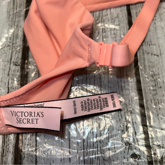 Victoria’s Secret Demi Bra - Picture 6 of 8
